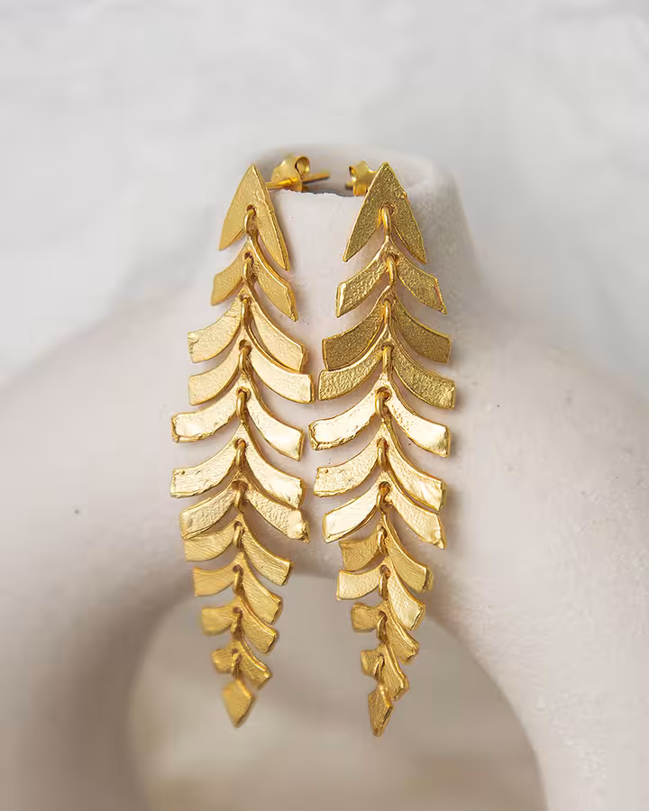 Pendientes Helecho en Oro Mate, foto ambientada - Joyería Cayou