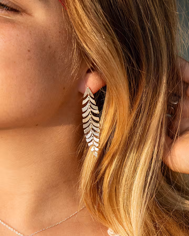 Pendientes Hoja de Helecho en Plata Mate, foto puesta - Joyería Cayou