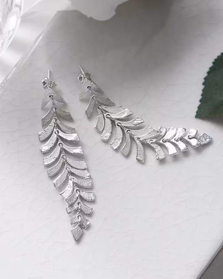 Pendientes Hoja de Helecho en Plata Mate, foto ambientada - Joyería Cayou