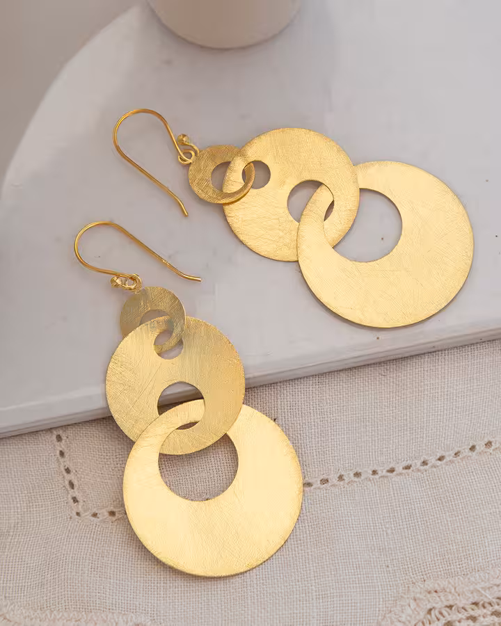 Pendientes Orbit Chapados en Oro, foto ambientada - Joyería Cayou