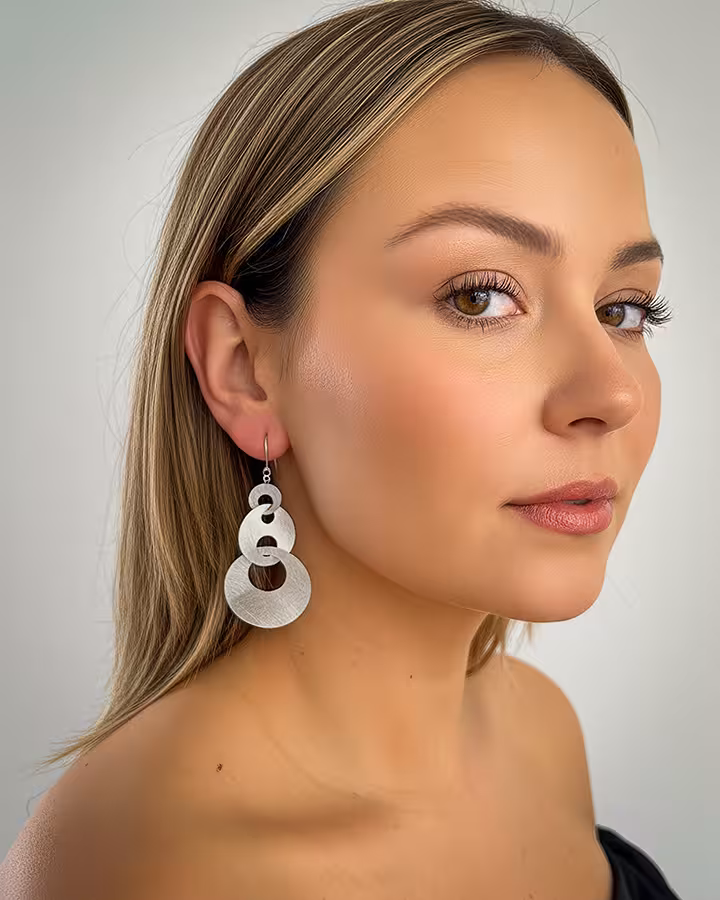 Pendientes Bolero en Plata Mate, foto puesta - Joyería Cayou