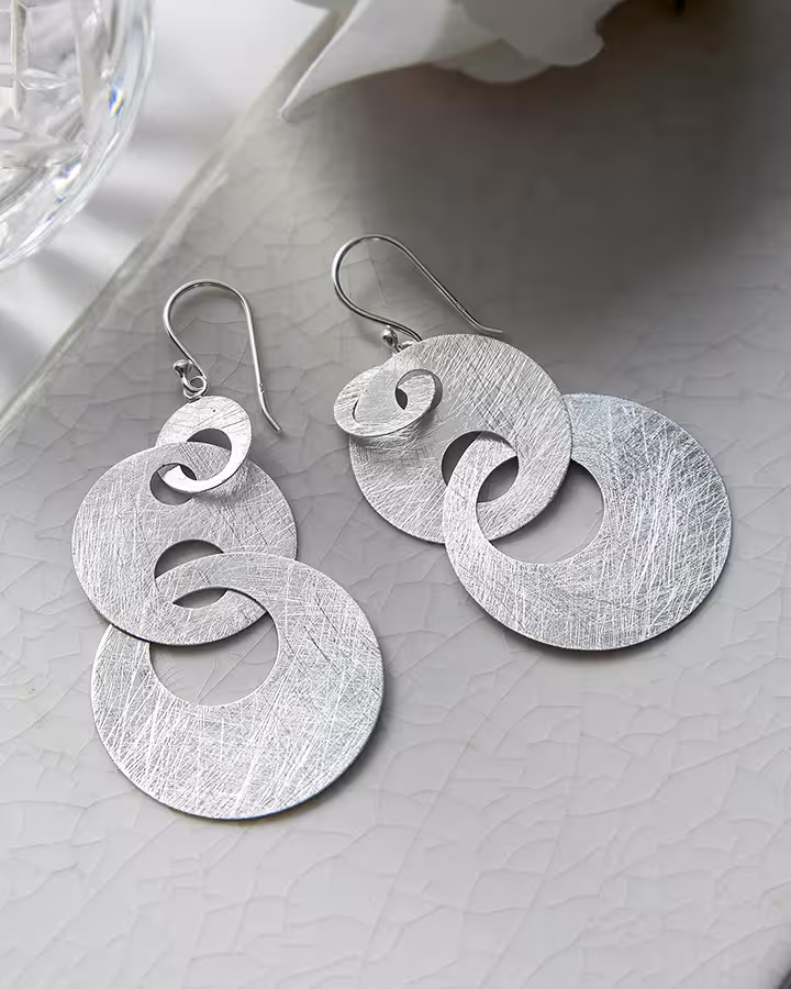 Pendientes Bolero en Plata Mate, foto ambientada - Joyería Cayou