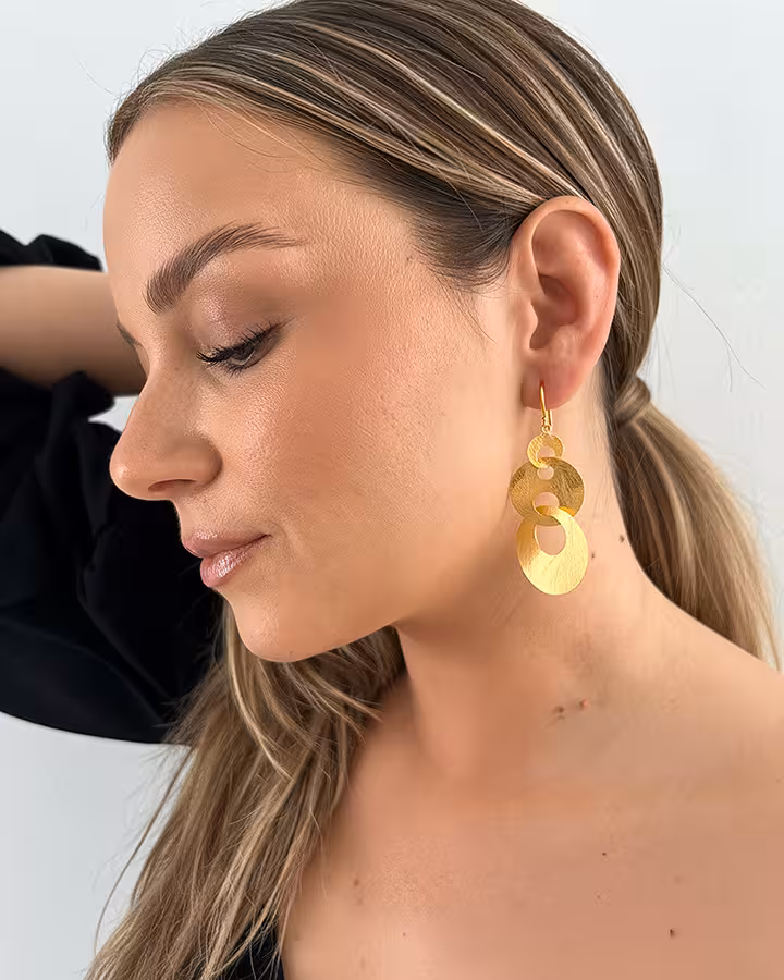 Pendientes Orbit Chapados en Oro, foto puesta - Joyería Cayou