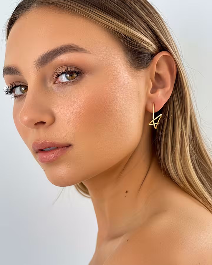 Pendientes Cloé en Oro Mate, foto puesta - Joyería Cayou