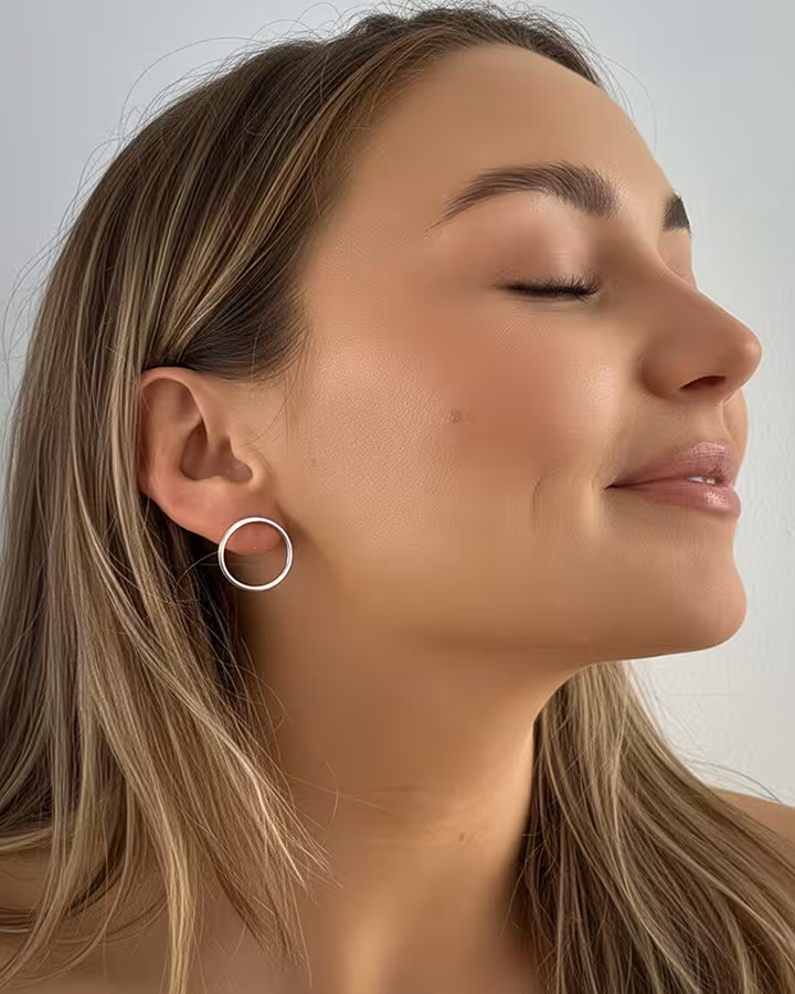 Pendientes de Aro Abierto en Plata, foto puesta - Joyería Cayou