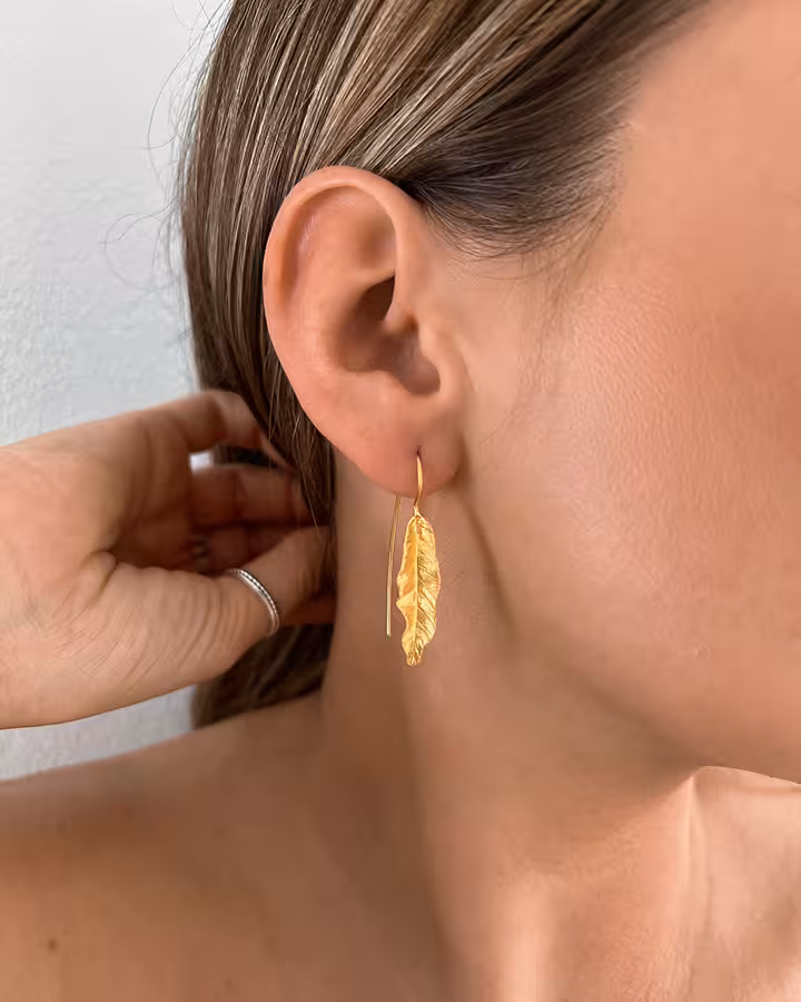 Pendientes Hoja en Oro Mate, foto puesta - Joyería Cayou
