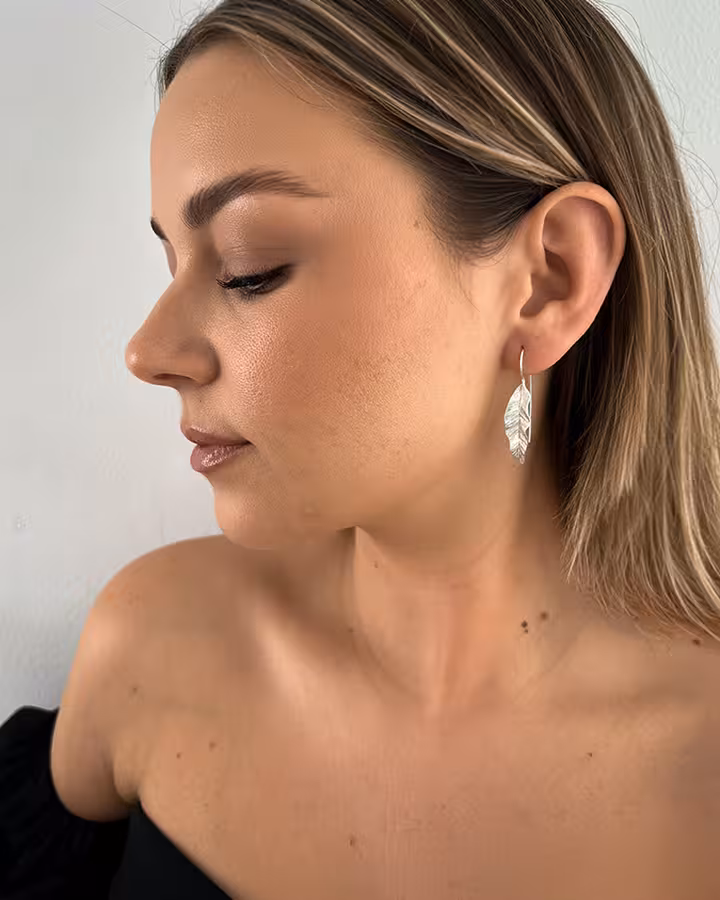 Pendientes Hoja en Plata Mate, foto puesta - Joyería Cayou