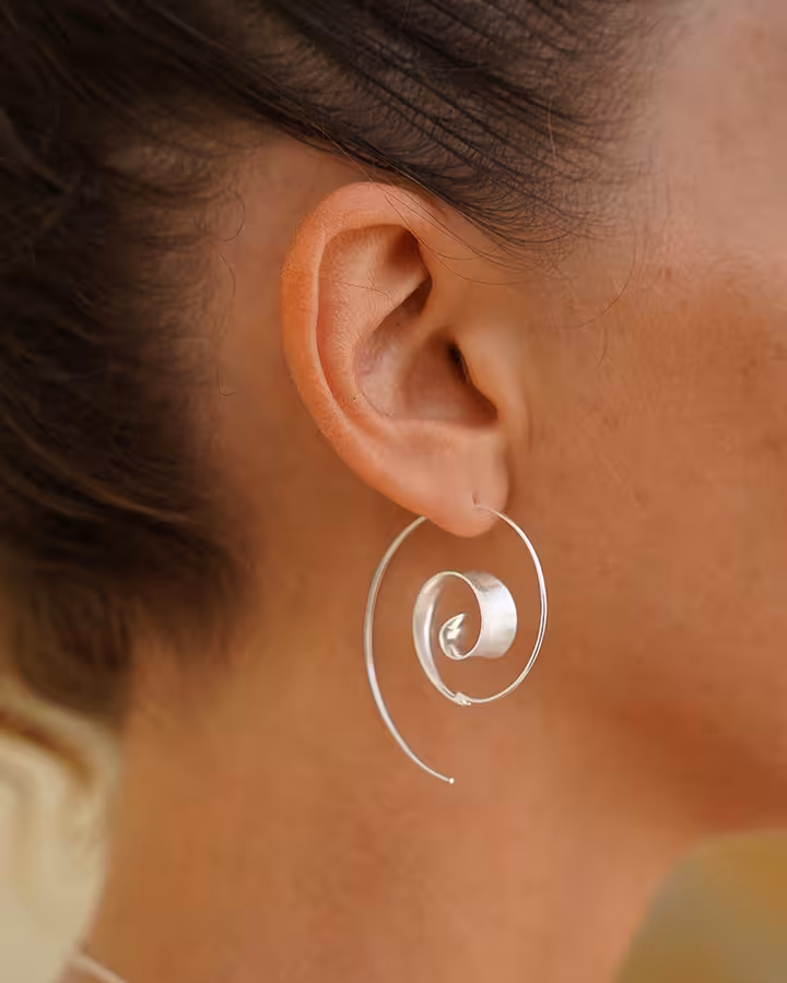 Pendiente Aro Espiral en Plata Mate, foto puesta - Joyería Cayou