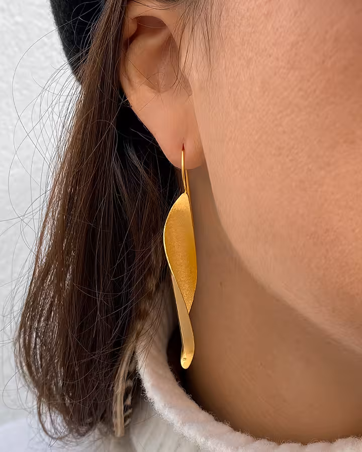Pendientes Hoja Twist en Oro Mate, foto puesta - Joyería Cayou
