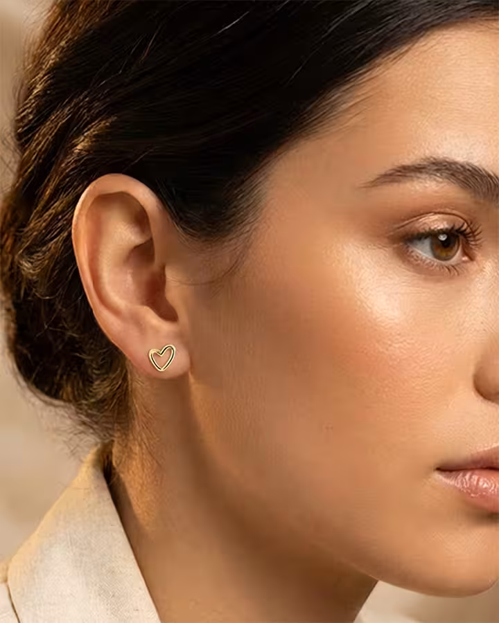 Pendientes de Corazón Abierto en Oro, foto puesta - Joyería Cayou