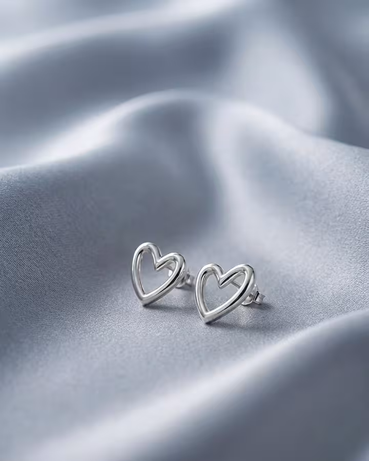 Pendientes de Corazón Abierto en Plata, foto ambientada - Joyería Cayou