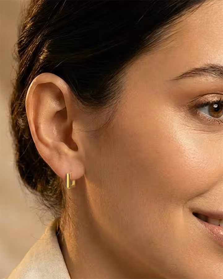 Pendientes de Aro Cuadrado en Oro, foto puesta - Joyería Cayou