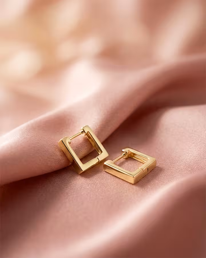 Pendientes de Aro Cuadrado en Oro, foto ambientada - Joyería Cayou