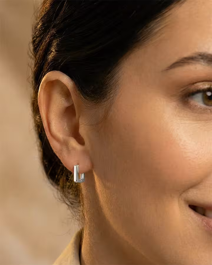 Pendientes de Aro Cuadrado en Plata, foto puesta - Joyería Cayou