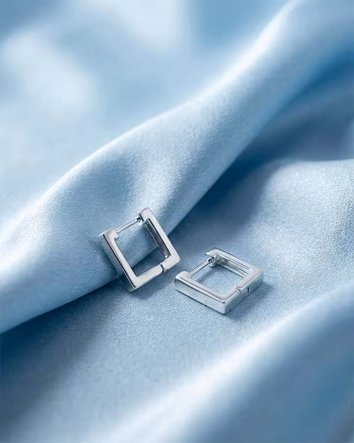 Pendientes de Aro Cuadrado en Plata, foto ambientada - Joyería Cayou