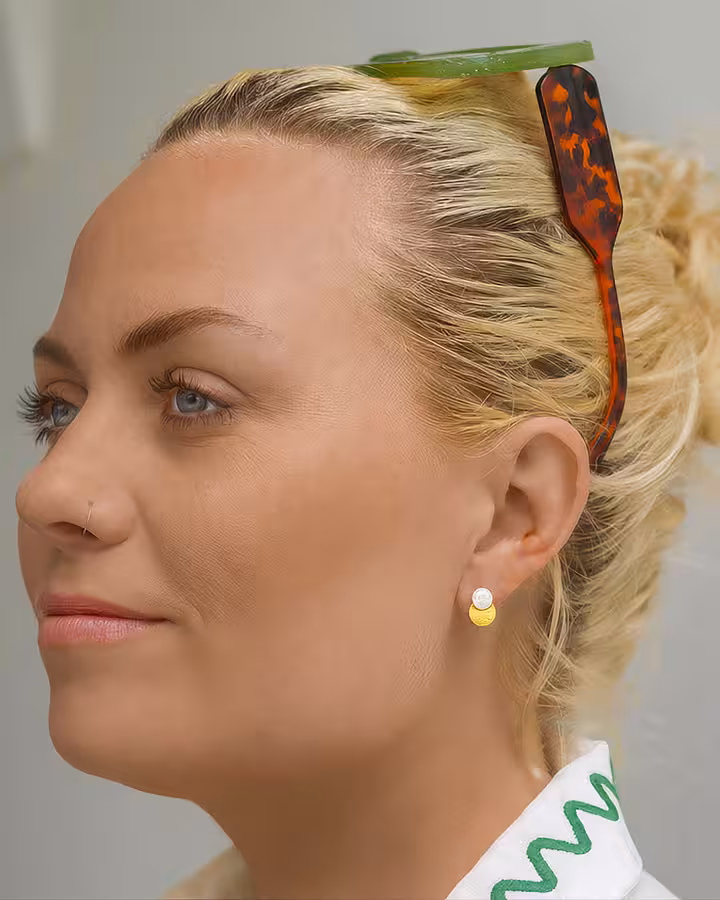 Pendientes botón doble disco bicolor, foto puesta - Joyería Cayou