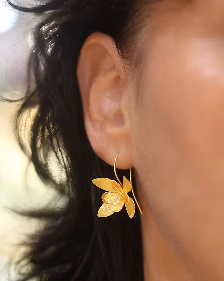 Pendientes Flor Jasmine en Oro, foto puesta - Joyería Cayou