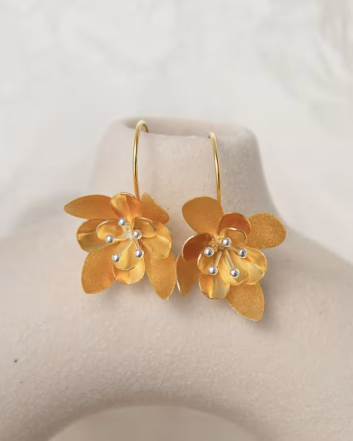 Pendientes Flor Jasmine en Oro, foto ambientada - Joyería Cayou