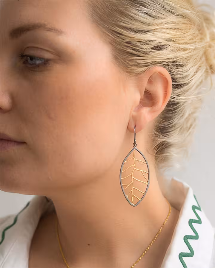 Pendientes Hoja Ghost Bicolor, foto puesta - Joyería Cayou