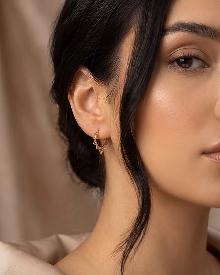 Pendientes de Aro Doris en Oro, foto puesta - Joyería Cayou