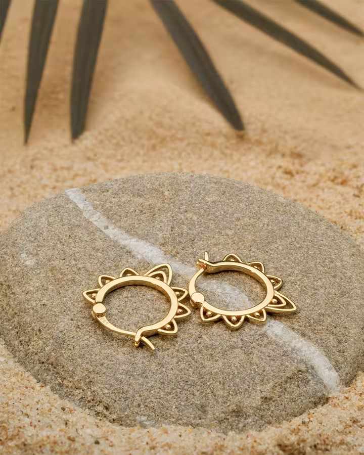Pendientes de Aro Doris en Oro, foto ambientada - Joyería Cayou