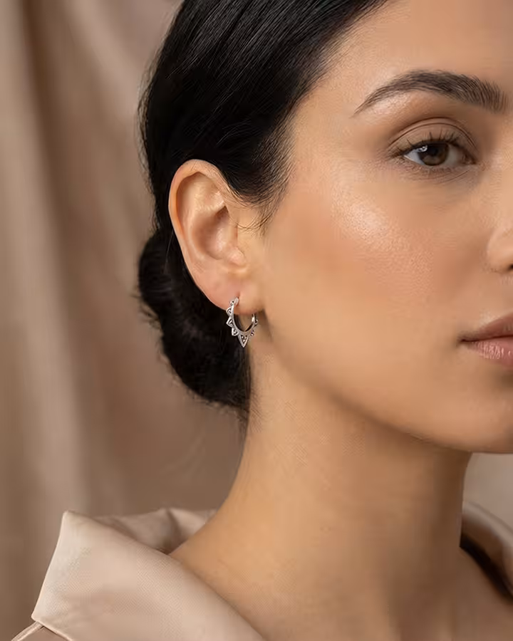 Pendientes de Aro Doris en Plata, foto puesta - Joyería Cayou