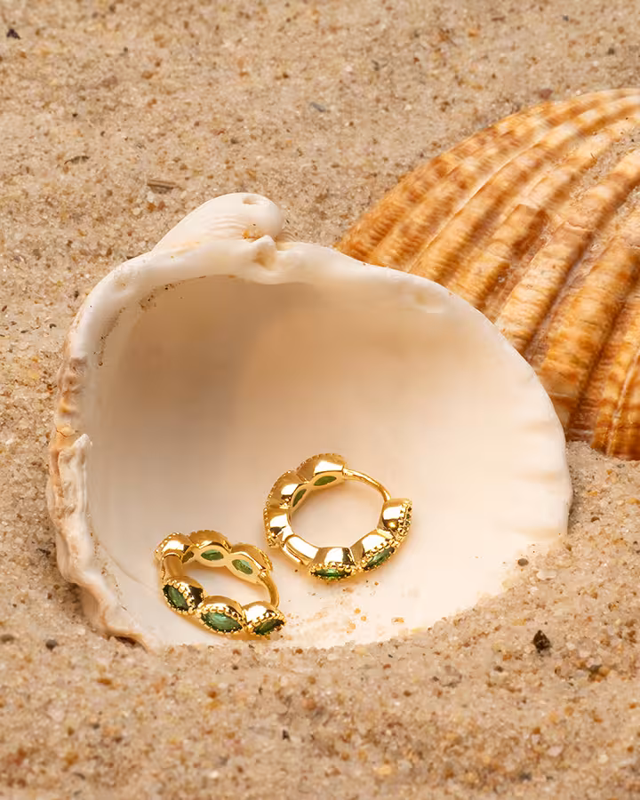 Pendientes de Aro Madison en oro con piedras verdes, foto ambientada - Joyería Cayou