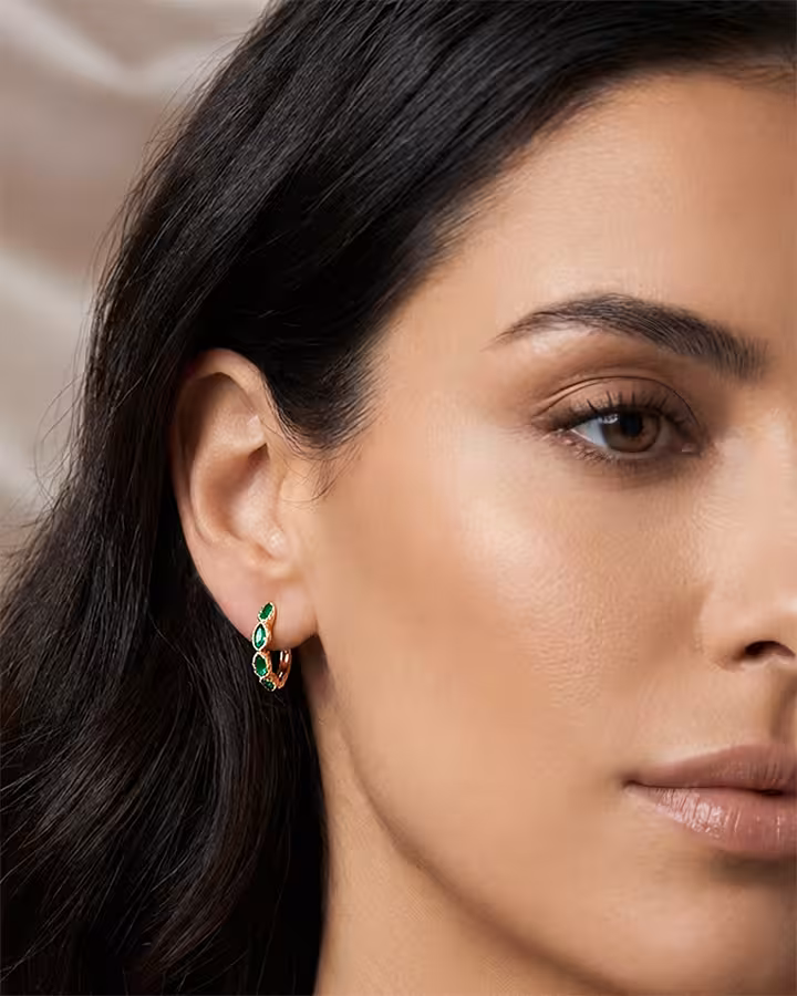 Pendientes de Aro Madison en oro con piedras verdes, foto puesta - Joyería Cayou