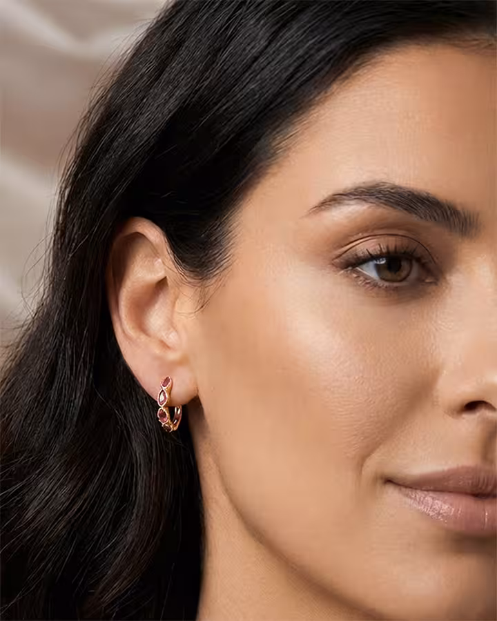 Pendientes de Aro Madison en oro con piedras rosas, foto puesta - Joyería Cayou