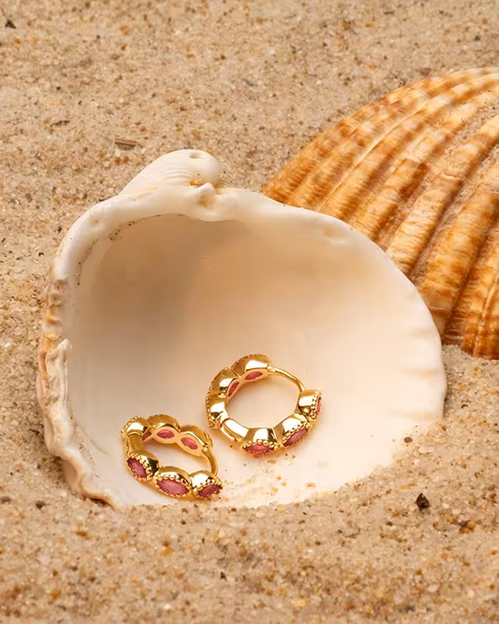 Pendientes de Aro Madison en oro con piedras rosas, foto ambientada - Joyería Cayou
