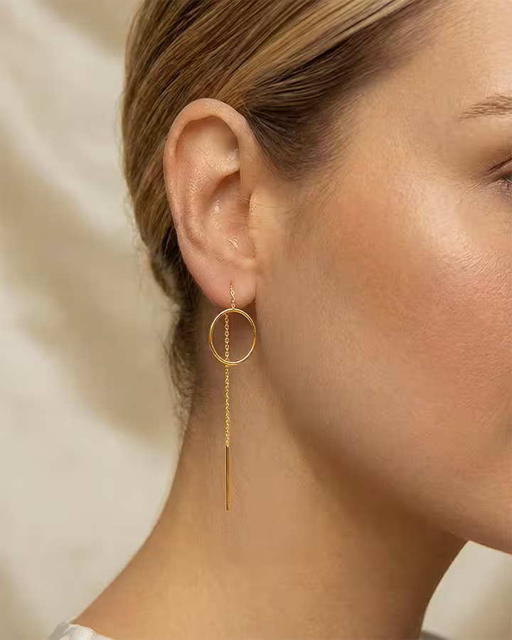 Pendiente Pasador de Círculo en Oro, foto puesta - Joyería Cayou