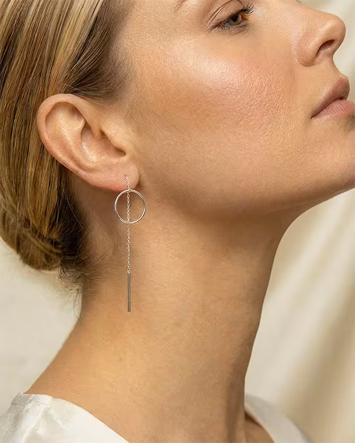 Pendientes Pasador de Círculo en Plata, foto puesta - Joyería Cayou