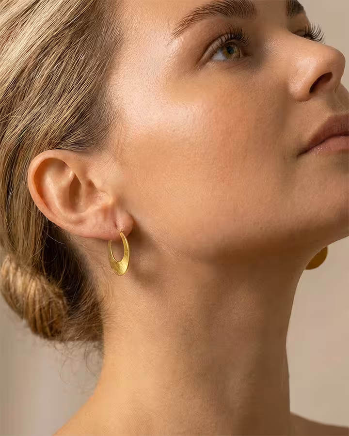 Pendientes de Aro Luna Pequeños en oro, foto puesta - Joyería Cayou