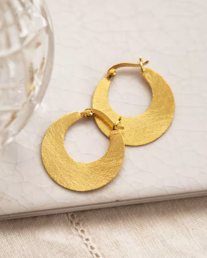 Pendientes de Aro Luna Pequeños en oro, foto ambientada - Joyería Cayou