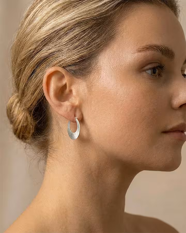 Pendientes de Aro Luna Pequeños en plata, foto puesta - Joyería Cayou