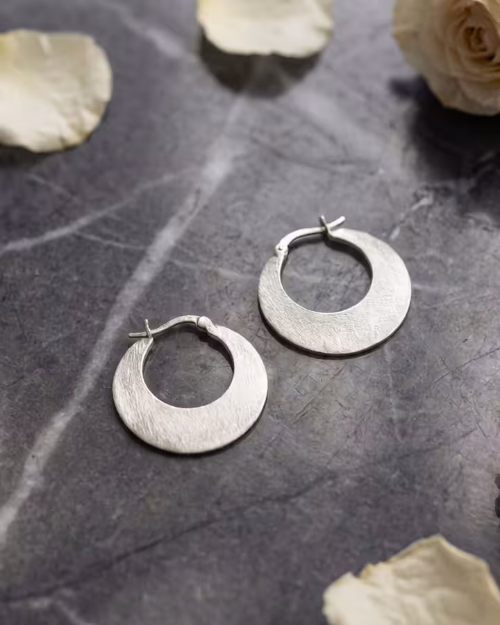 Pendientes de Aro Luna Pequeños en plata, foto ambientada - Joyería Cayou