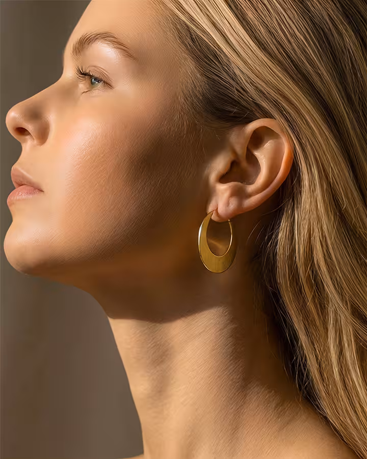 Pendientes de Aro Luna Grandes en Oro, foto puesta - Joyería Cayou