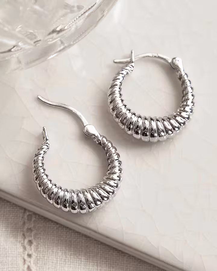 Pendientes de Aro Acanalado en Plata, foto ambientada - Joyería Cayou