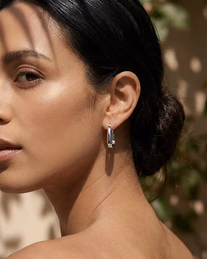 Pendientes de Aro Aria en Plata, foto puesta - Joyería Cayou