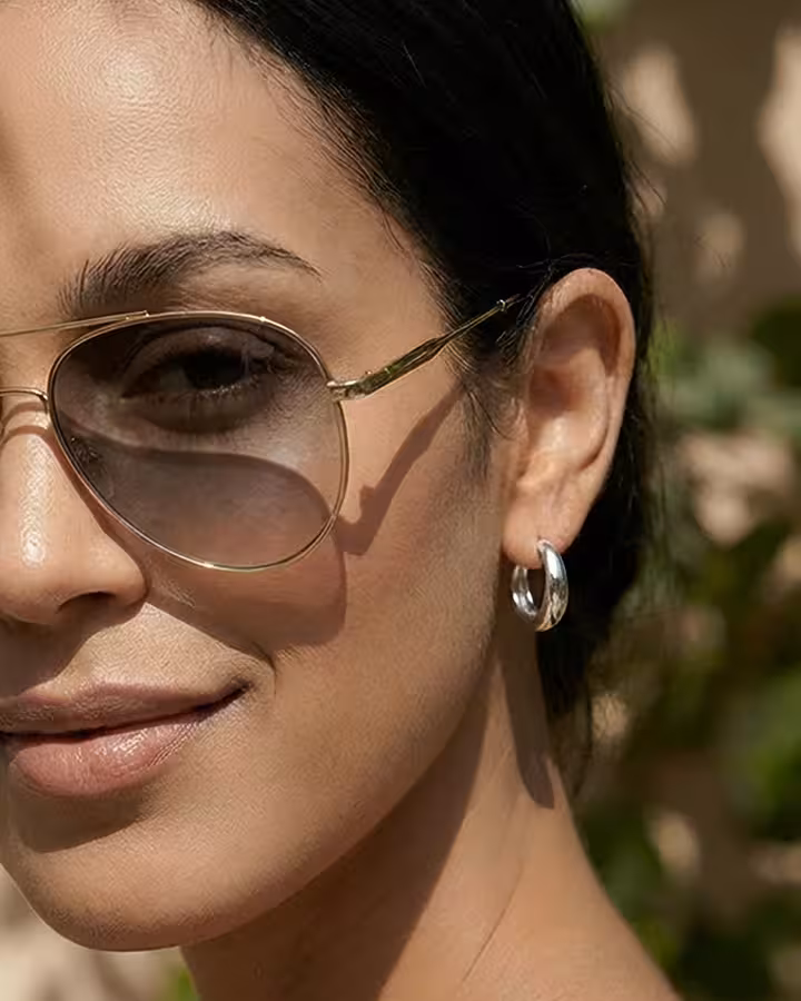 Pendientes de Aro Pequeños en Plata, foto puesta - Joyería Cayou