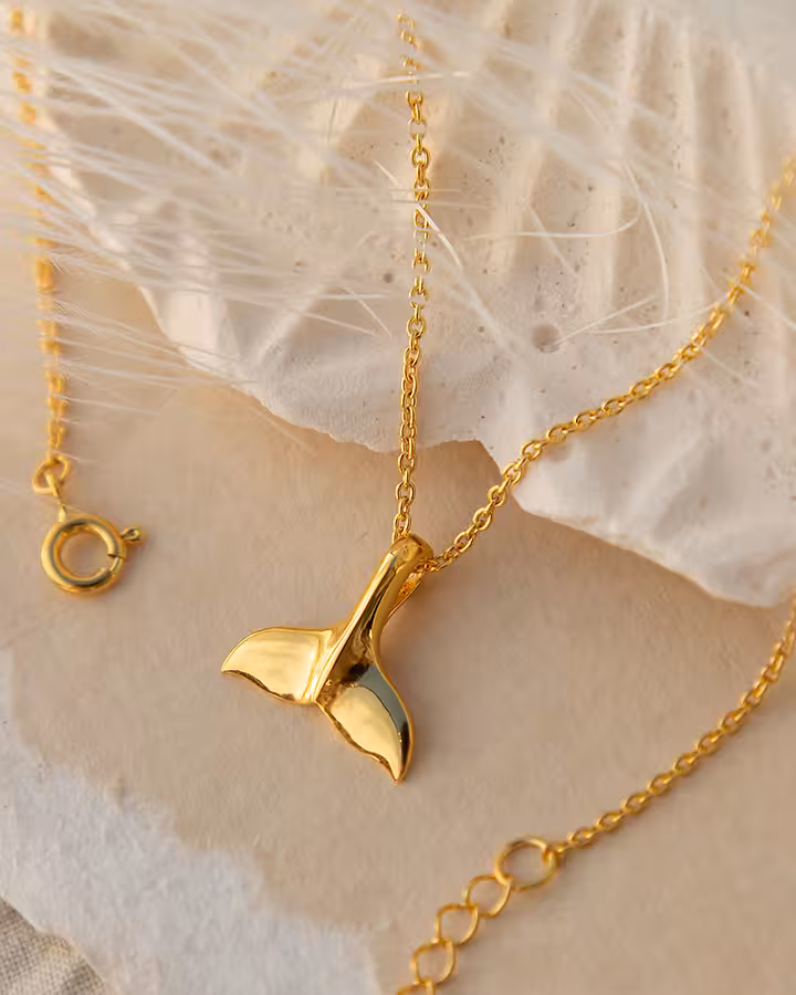 Collar Cola de Ballena en Oro, foto ambientada - Joyería Cayou