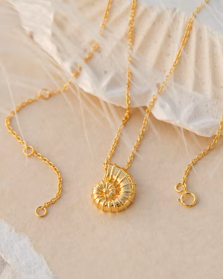 Collar con Colgante de Amonita Bañado en Oro, foto ambientada - Joyería Cayou