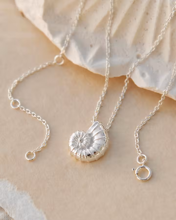 Collar con Colgante de Amonita en Plata, foto ambientada - Joyería Cayou