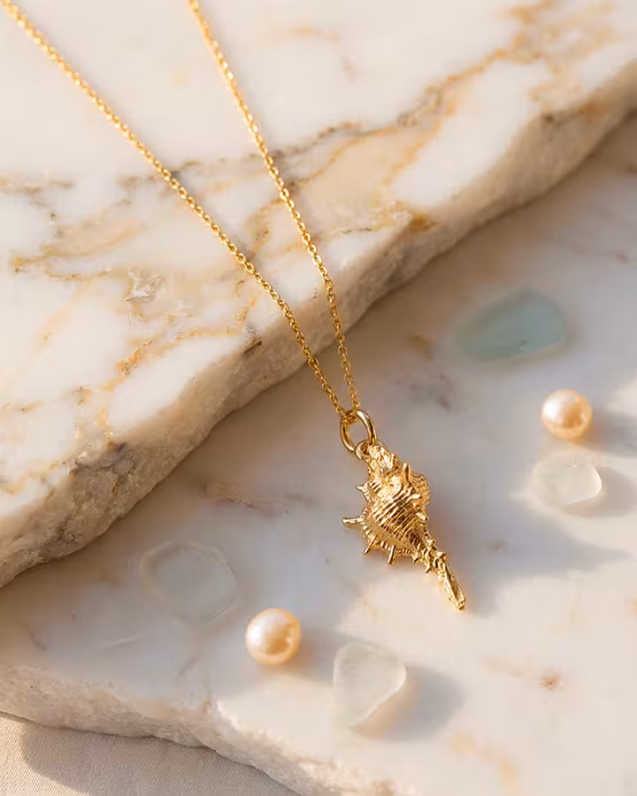 Collar de Concha Marina Espinosa en oro, foto ambientada - Joyería Cayou