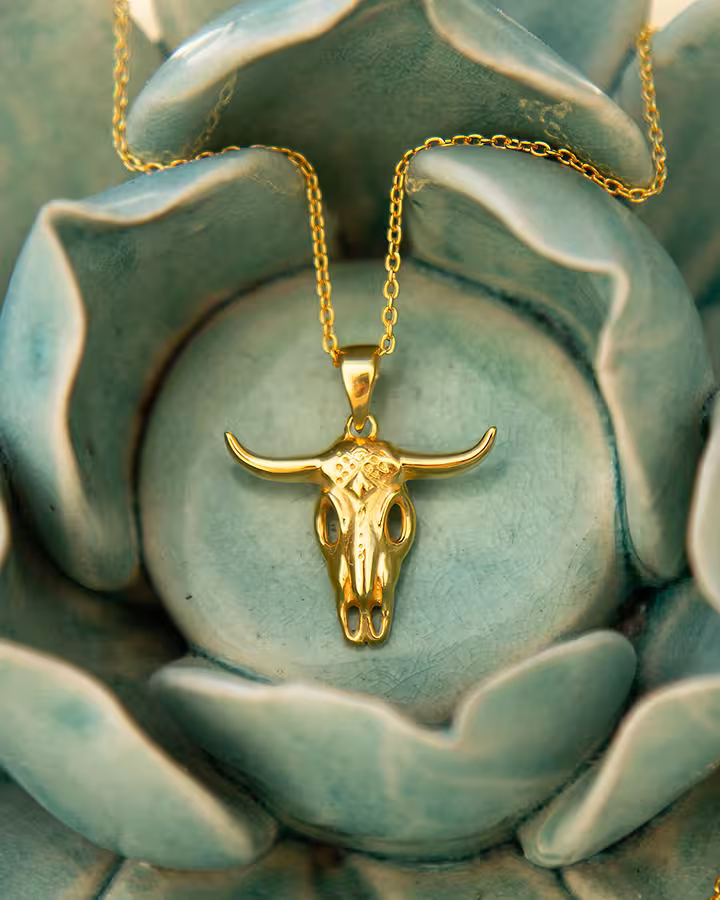 Collar Calavera de Toro en Oro, foto ambientada - Joyería Cayou