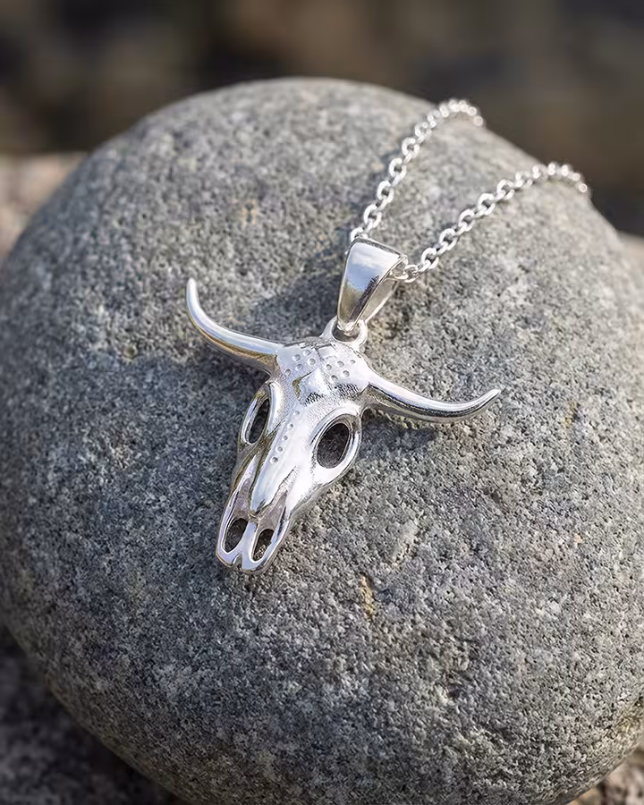 Collar Calavera de Toro en Plata, foto ambientada - Joyería Cayou