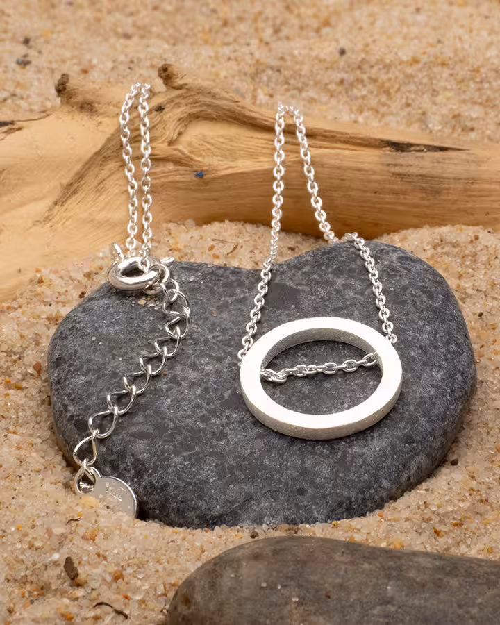 Collar Minimalista de Círculo en Plata, foto ambientada - Joyería Cayou