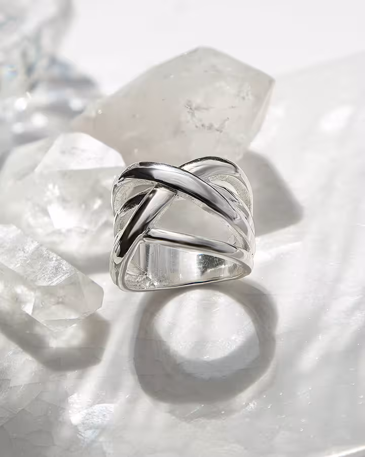 Anillo Cruzado Plata, foto ambientada - Joyería Cayou