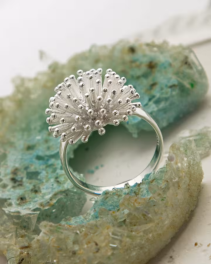 Anillo Diente de León en plata, foto ambientada - Joyería Cayou