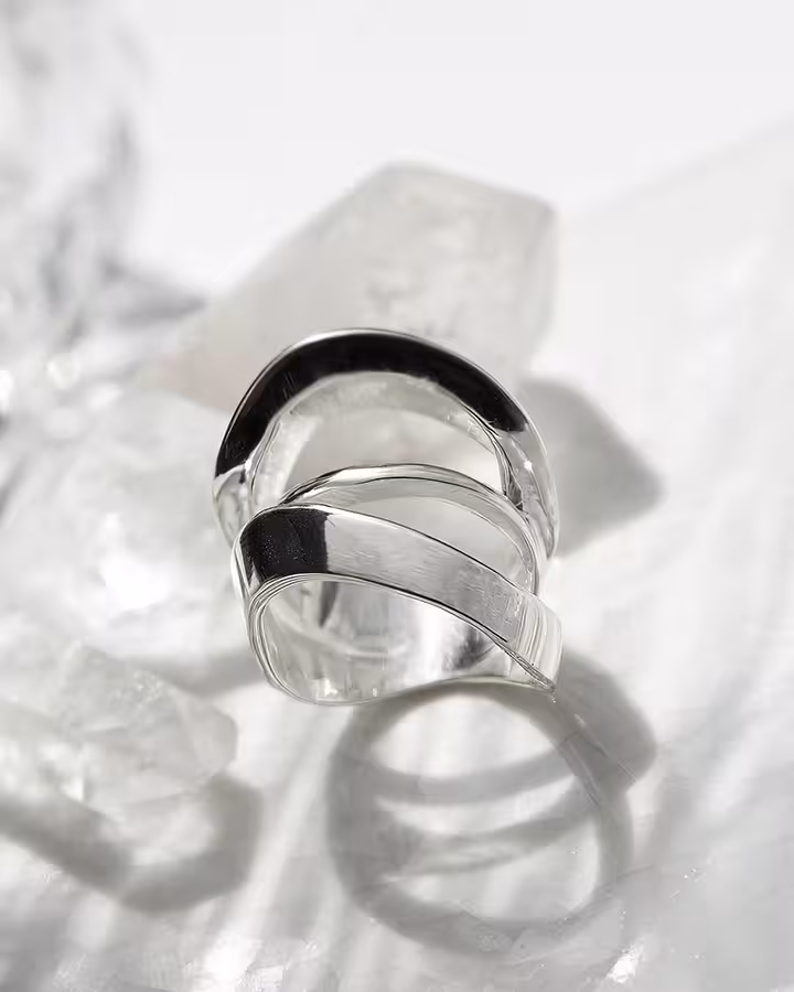 Anillo Geometrico de Plata, foto ambientada - Joyería Cayou